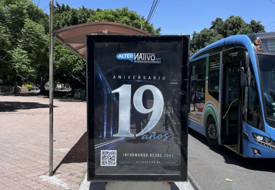 Mupi de Anunciart en una parada de autobús