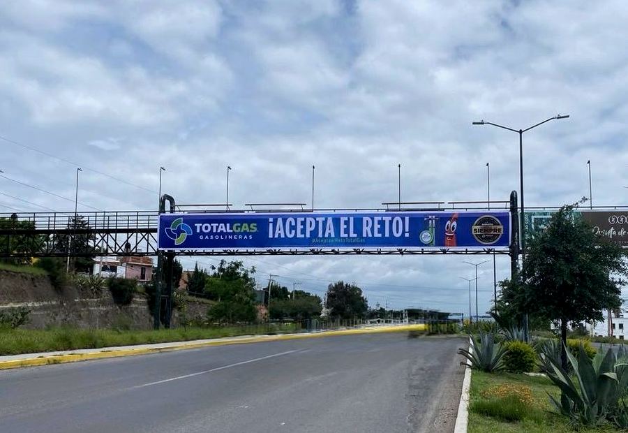Publicidad en puente peatonal sobre una avenida de San Miguel de Allende