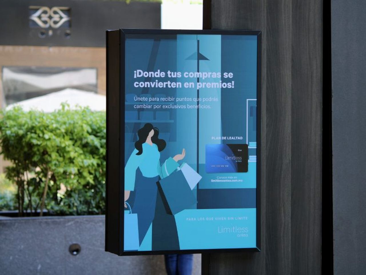Medio digital de Anunciart en un centro comercial